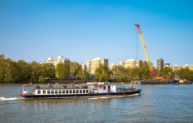 Londra, İngiltere 'deki Thames Nehri' nde turist teknesi..