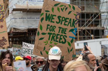 London UK - 22 Haziran 2024: Bir pankartta 