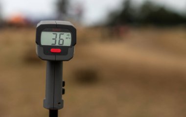 Dijital ekranlı bir elektronik hız silahı saatte 36 mil (58 km / h) hızla giden bir aracı ölçer.)