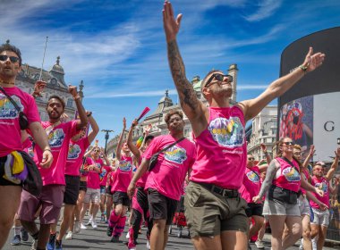 Londra / İngiltere - 29 Haziran 2024: Gay erkekler ve diğer LBGTQ + 'lar Londra' da düzenlenen yıllık Onur Yürüyüşünde pembe dans ediyorlar. Kutlama, LGBTQ + topluluklarından insanları bir araya getiriyor.