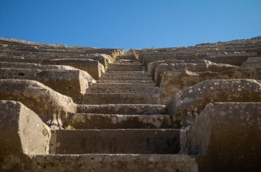 Antalya 'nın Antalya ilinin antik Roma kenti Side' da bulunan amfitiyatronun önündeki sıra sıra taş bankların arasından dik adımlara bakıyorum (Türkiye))
