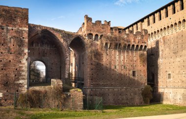 Castello Sforzesco 'nun ya da Milan Kalesi' nin dışındaki tahkimatlar Milano, Lombardiya, İtalya 'da yıkıldı..