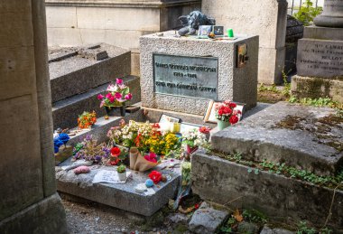 Flowers and momentos, 1971 yılında Paris 'te 27 yaşında ölen ünlü grup The Doors' un solisti ve solisti Jim Morrison 'ın mezarına yerleştirildi. Pere Lachaise Mezarlığı, Paris, Fransa.
