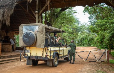 Tanzanya 'daki Nyerere Milli Parkı' nın (Selous Game Reserve) Mtemere girişinde bir park korucusu duruyor.