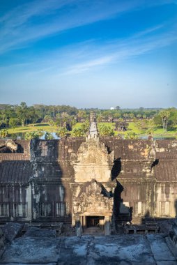 Kamboçya 'daki Angkor Wat tapınağının batı kapısındaki iç geçit boyunca uzanan merkez kuleye bakıyorum..