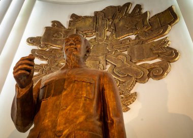 Saygıdeğer komünist devrimci lider Ho Chi Minh 'in büyük bronz heykeli, Vietnam' ın Hanoi kentindeki Hava Kuvvetleri Müzesi 'nin giriş salonunda sergileniyor..