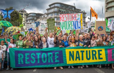 Londra / İngiltere - 22 Haziran 2024: Ünlüler Chris Packham, Emma Thomson, Dave Vince, Caroline Lucas çevrenin korunması için Nature Now March 'ın önünde. Mevcut kuruluşlar arasında RSPB, WWF, National Trust