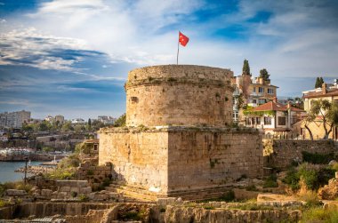 Türkiye 'nin Antalya kentinde (Türkiye) tarihi bir dönüm noktası olan Hidirlik Kulesi. Kule, Kaleii Eski Kasabası ile Akdeniz kıyısı ve Antalya limanına bakan Karaaliolu Parkı 'nın kesiştiği noktada yer alıyor.. 