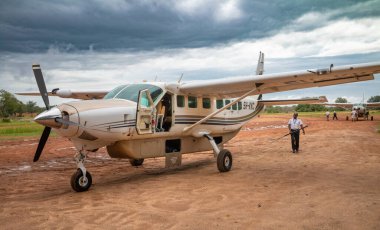 Bir pilot, Tanzanya 'daki Nyerere Ulusal Parkı' ndaki Auric Air Services (Selous Game Reserve) tarafından işletilen 12 kişilik Cessna hafif uçağında uçuş öncesi kontroller yaparken kuyruk desteği taşır..