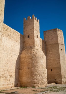 8. yüzyıl Ribat of Manastır, Tunus 'unun dışında sirenli surları olan kare bir taret..