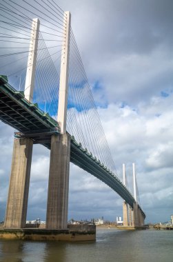 Kent ve Essex 'i Londra' nın doğusuna bağlayan Dartford Geçidi ve QE2 köprüsünün görüntüsü..
