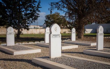 Takrouna, Tunus 'taki 2. Dünya Savaşı Fransız Askeri Mezarlığı' nda Özgür Fransız askerleri için çapraz mezar taşları olan beyaz mezarlar..