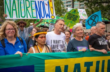 Londra / İngiltere - 22 Haziran 2024: Çevre Koruma için Nemonte Nenquimo, Chris Packham, Emma Thomson, Dave Vince, Restore Nature Now March. Örgütler arasında RSPB, WWF, National Trust, Extinction Rebellion ve diğerleri de yer aldı..