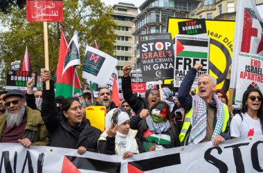 Londra / İngiltere - 21 Ekim 2023: Filistin yanlısı protestocular, İsrail 'in Londra' nın orta kesimindeki Gazze saldırılarına karşı düzenlenen bir gösteride bağırıp pankart tutuyorlar..