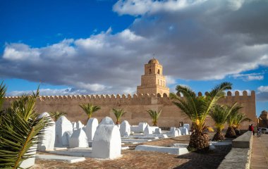 Kairouan Büyük Camii 'nin yanındaki Ouled Farhane Mezarlığı ya da Kairouan, Tunus' taki Uqba Camii. Cami, UNESCO 'nun dünya mirası ve Maghreb' in en eskisidir..