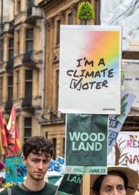 Londra İngiltere - 22 Haziran 2024: Çevreciler, Çevre Koruma için Doğa Şimdi Yenileme Yürüyüşü 'ndeki seçimlerde iklim lehinde oy kullandıklarını söylüyorlar. Örgütler arasında RSPB, WWF, National Trust, Extinction Rebellion ve diğerleri de yer aldı..