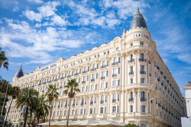 Carlton Hotel, Fransa 'nın Cannes şehrinde Akdeniz' in tam karşısındaki Croisette Bulvarı 'nda yer almaktadır.