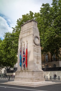 Londra / İngiltere - 11 Haziran 2024: İngiliz silahlı kuvvetleri Londra, Whitehall 'daki Centotaph Savaşı anıtında bayraklar sergilendi.