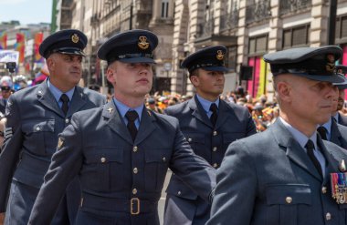 Londra / İngiltere - 29 Haziran 2024: Kraliyet Hava Kuvvetleri 'nden bir grup erkek ve kadın yıllık Londra Onur Yürüyüşü' nde yürüyüş yaptılar. Kutlama, LGBTQ + topluluklarından insanları bir araya getiriyor.