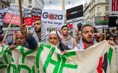 Londra, İngiltere. 14 Ekim 2023: Filistin yanlısı protestocular İsrail 'in Gazze' ye saldırılarına karşı düzenlenen bir gösteride İngiltere 'nin orta kesiminde yürüdüler.