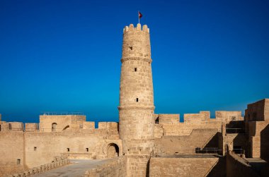 Ribat of Manastır 'ın içindeki gözetleme kulesi, 8. yüzyıl kıyı İslam kalesi, iç avludan, Manastır, Tunus.