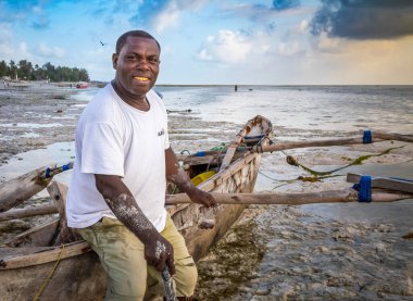 Jambiani sahilinde, Zanzibar, Tanzanya 'da bir balıkçı.