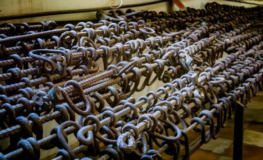 Tuol Sleng 'deki bir odada bacak demirleri ve diğer çelik kelepçeler veya S-21, Phnom Penh, Kamboçya' daki işkence ve soykırım müzesi.