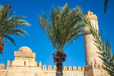 8. yüzyılın dini kalesi Tunus 'taki Sousse Ribat' ın heybetli duvarları, surları ve kulesi. Burası UNESCO 'nun Dünya Mirası Bölgesi.