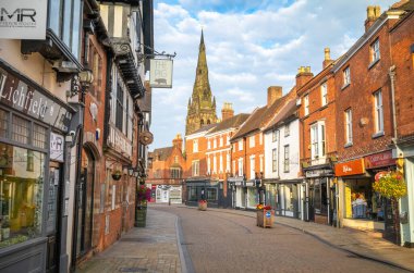 Staffordshire, İngiltere 'deki bu antik ve tarihi şehrin merkezindeki Tamworth Caddesi' nden St. Mary Kilisesi 'nin gündoğumunda bir manzara..