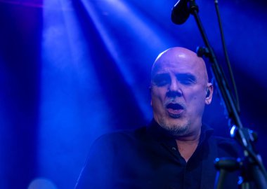 Guildford / UK - 29 Haziran 2024: Baz Warne Guilfest müzik festivali, Guildford, Surrey, İngiltere 'de The Stranglers ile şarkı söylüyor ve gitar çalıyor.