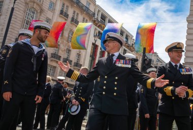 Londra / İngiltere - 29 Haziran 2024: Kraliyet Donanması ve Kraliyet Donanması 'ndan denizciler LGBTQ + ağı Londra' daki yıllık Onur Yürüyüşü 'nde. Kutlama, LGBTQ + topluluklarından insanları bir araya getiriyor.