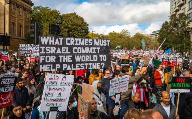 Londra / İngiltere - 21 Ekim 2023: Barışçıl Filistinli protestocular, Londra 'nın merkezinde İsrail' in Gazze 'ye düzenlediği saldırılara karşı düzenlenen toplu gösteride pankartlar ve bayraklarla yürüdüler.