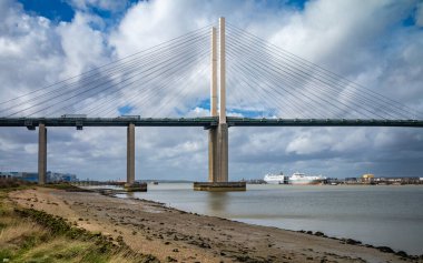 Thames Nehri 'nin yukarısındaki Dartford Köprüsü' ne ve Purfleet Konteynır Terminali 'ne doğru bakan bir manzara..