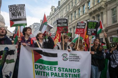 Londra / İngiltere - 9 Aralık 2023: Filistin yanlısı protestocular, İsrail 'in Gazze' ye yönelik saldırılarına son verme çağrısında bulunan bir gösteride pankart ve ilahi okudular.
