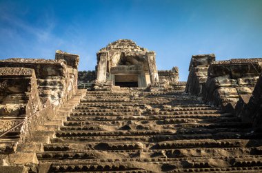 Kamboçya 'daki Angkor Wat tapınağının kalbine doğru dik bir basamak uçuşu..