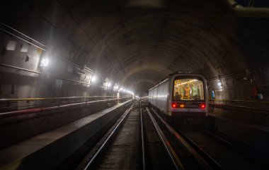 M5 hattındaki bir metro treni Milano, İtalya 'da bir tünelden geçiyor..
