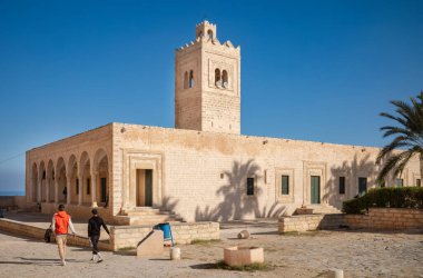 8. yüzyıl Büyük Manastır Camii minaresi ile Tunus 'taki Akdeniz kıyısında..