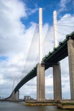 Kent ve Essex 'i Londra' nın doğusuna bağlayan Dartford Geçidi ve QE2 köprüsünün görüntüsü..