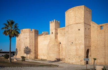 8. yüzyıl Ribat of Manastır 'ının ön cephesi, Tunus, Manastır' da bir İslam kalesi..