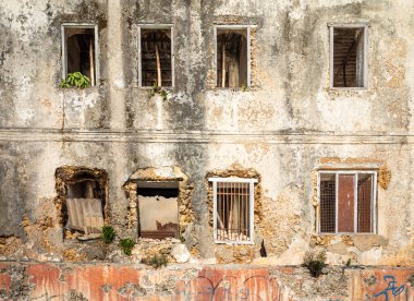 Stone Town, Zanzibar, Tanzanya 'daki sahilde terk edilmiş bir bina.