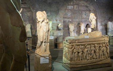 Çeşitli Roma mermer heykelleri ve Türkiye 'nin Antalya ilinin Kenar Müzesi' nde ayrıntılı bir frizle süslenmiş mermer taştan bir tabut. (Türkiye))