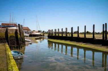 Werst Sussex, İngiltere 'deki Bosham' da Chichester Limanı 'nda Bosham Quay boyunca bir manzara.