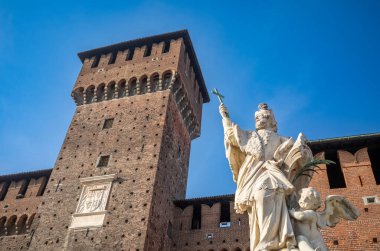 Nepomuk 'lu John' un heykeli, Castello Sforzesco 'nun avlusu, ya da Milan Kalesi, İtalya' nın göbeğinde..