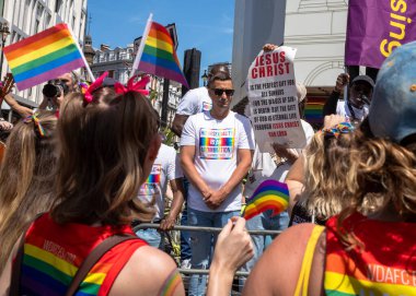 Londra / İngiltere - 29 Haziran 2024: Gökkuşağı renginde lezbiyenler Londra 'da düzenlenen yıllık Onur Yürüyüşü' nde protesto yapan radikal Hıristiyanlara bağırdılar. Kutlama, LGBTQ + topluluklarından insanları bir araya getiriyor.