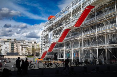 Bisikletler ve sokak satıcıları modernist Pompidou Merkezi 'nin ve Fransa' nın Paris kentinde Georges Pompidou Meydanı 'nın yanına yerleştirildi..