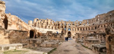 El Jem, (Thysdrus), Tunus 'taki Roma amfitiyatrosunun iç kesimlerinden bir panorama