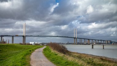 Thames Nehri 'nden batıya, Dartford Geçidi' ne ya da Londra yakınlarındaki QE2 Köprüsü 'ne bakan bir manzara..