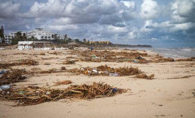 Sousse, Tunus 'taki her şeyi kapsayan tatil beldelerinin önüne saçılmış plastik, genel çöp ve diğer döküntüler..