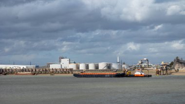 Kuru asansör zıpzıp mavnası KG17, Essex 'teki Purfleet' deki petrol deposu ve Londra 'nın doğusundaki Dartford Geçidi QE2 köprüsü tarafından Thames Nehri' nin yukarısına itiliyor..