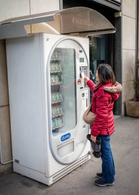 Milano, İtalya 'da sokakta bir Durex kondom otomat otomatı..